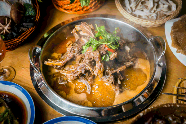 硬啃酱骨自助火锅加盟